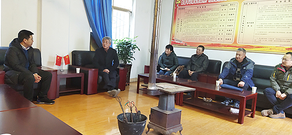 与帮扶州里主要向导举行座谈交流.jpg